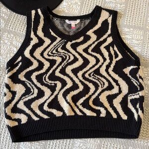 No Boundaries Black & Cream Knit Vest